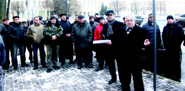 Ярославские дальнобойщики пришли к областной Думе требовать справедливости.