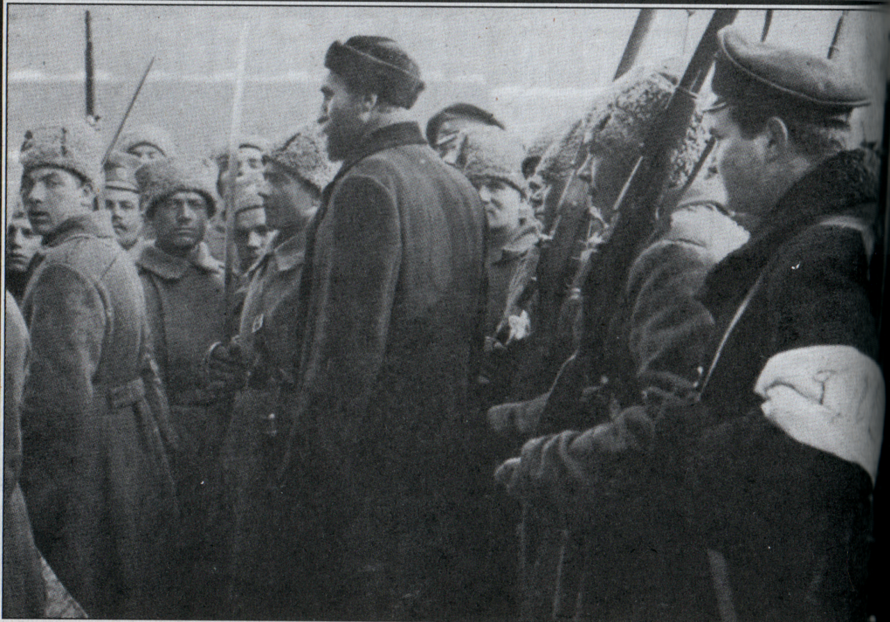 Арестованный полицейский под конвоем революционных солдат на улицах Петрограда.