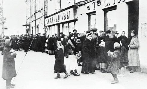 Люди стоят в очереди за хлебом. Петроград, 1917 год.