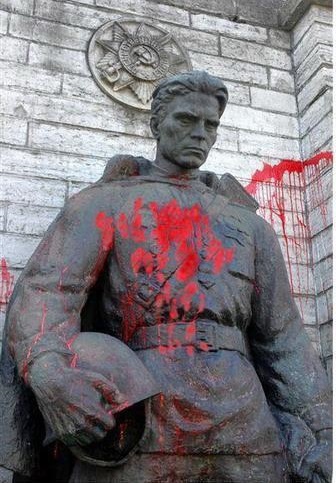Памятник после осквернения фашистами