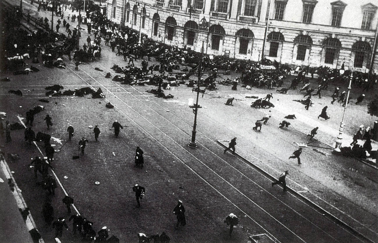Расстрел юнкерами и казаками мирной рабочей демонстрации на Невском проспекте, Петроград 4 июля 1917