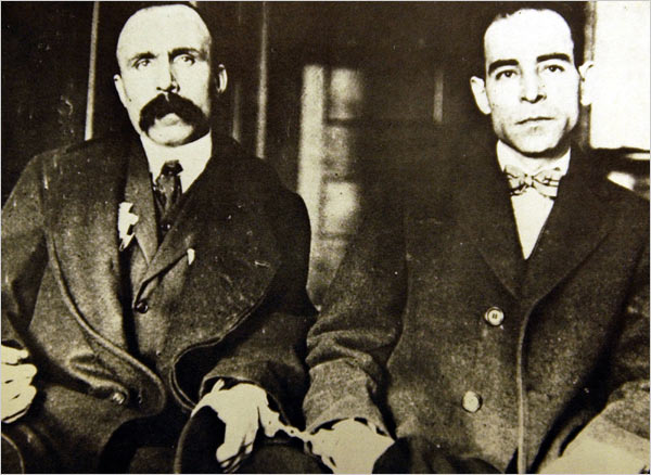 Бартоломео Ванцетти и Никола Сакко, скованные наручниками.