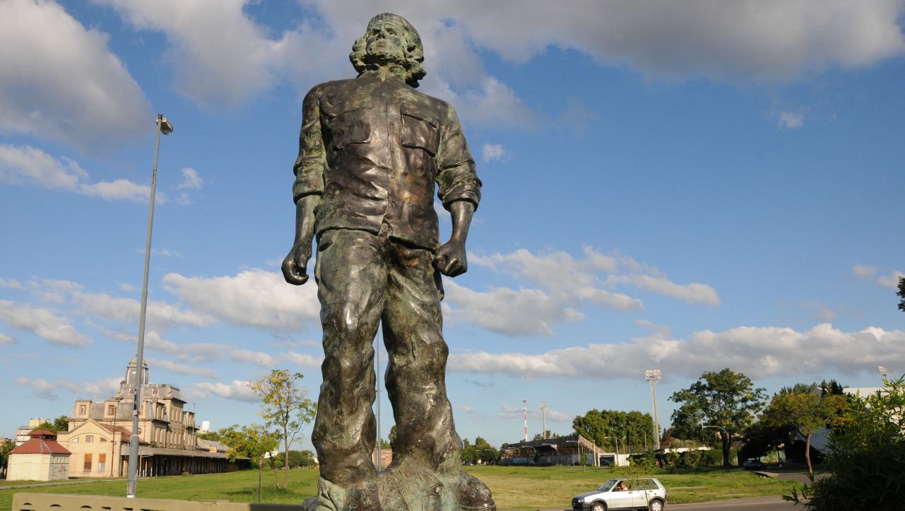 Памятник Че Геваре в городе Росарио, Аргентина