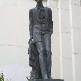Памятник А. П. Чехову в Камергерском переулке в Москве