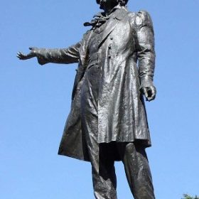 Памятник А. С. Пушкину на площади Искусств