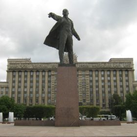 Памятник В.И.Ленину на Московской площади