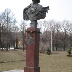 Памятник Г. С. Улановой