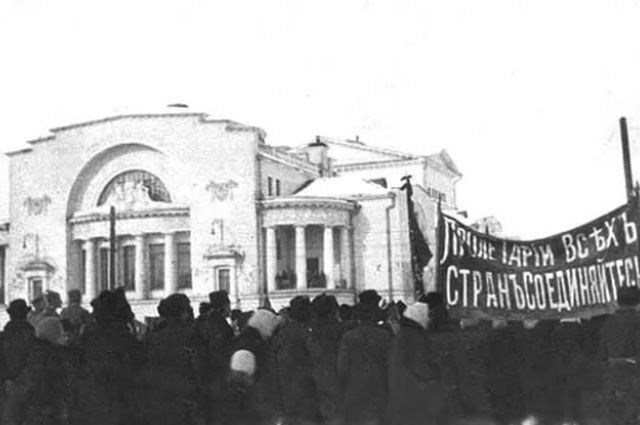 Демонстрация в поддержку установления Советской власти в Ярославле у Волковского театра