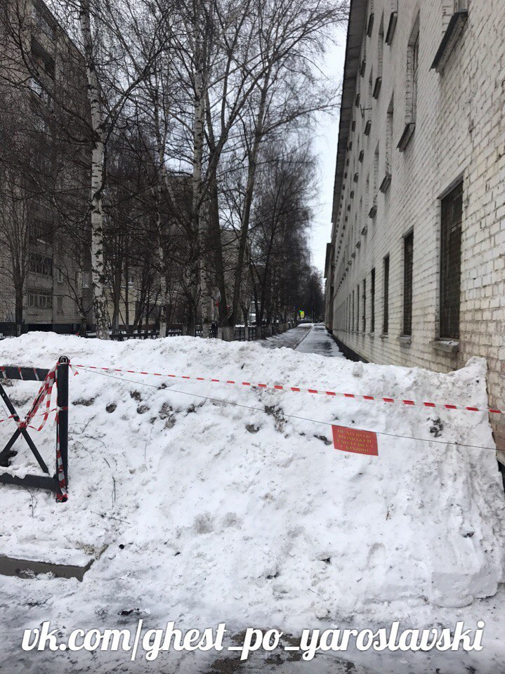 «Доступная среда» по-ярославски: снег свален на тротуар