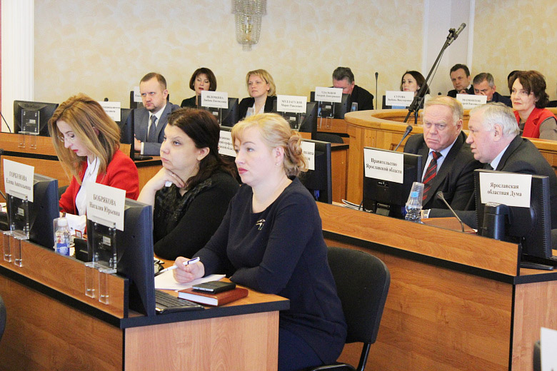 В первом ряду депутаты фракции КПРФ в муниципалитете г. Ярославля. Слева направо: Е. Овод, Е. Горбунова, Н. Бобрякова. 