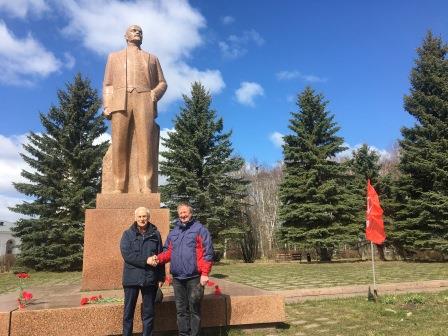 Коммунисты Пошехонья возложили цветы к памятнику Ленину.