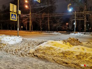 Переходить дорогу по снежной каше — не самое приятное дело Фото: Олег Леонтьев 