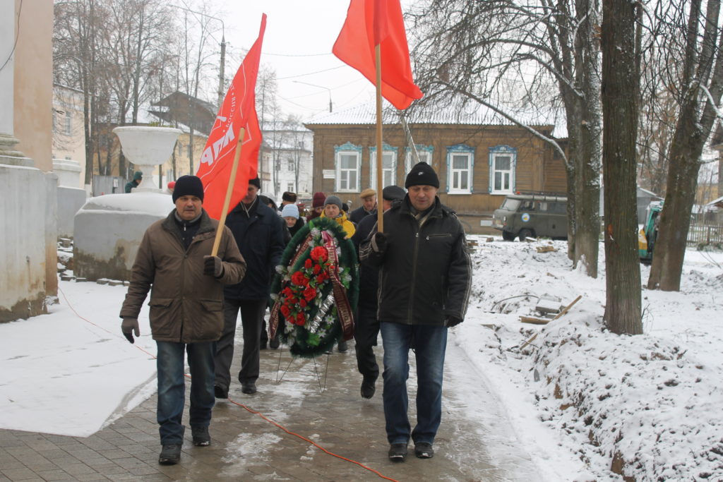 Коммунисты и ветераны на подходе к памятнику борцам за власть Советов