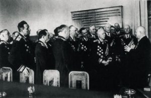 Н.С. Хрущев беседует с военачальниками во главе с К.Е. Ворошиловым. Улыбок на их лицах не видно. (Фото из открытых источников)