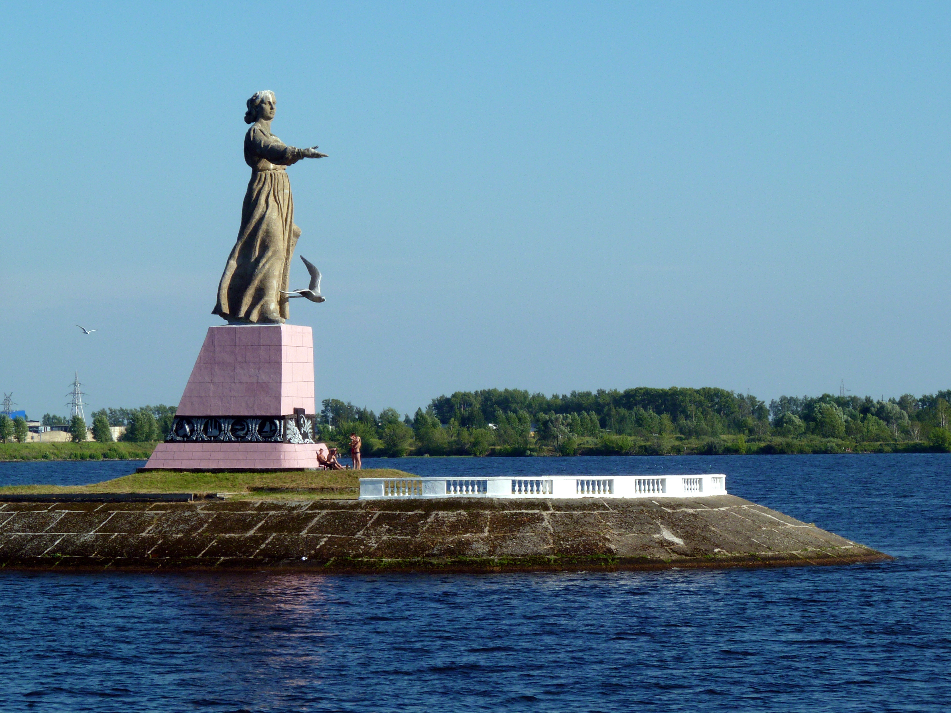 Достопримечательности города волги. Монумент Волга-мать в Рыбинске. Монумент Волга Рыбинск. Волга мать памятник в Рыбинске. Памятник реке Волге в Рыбинске.