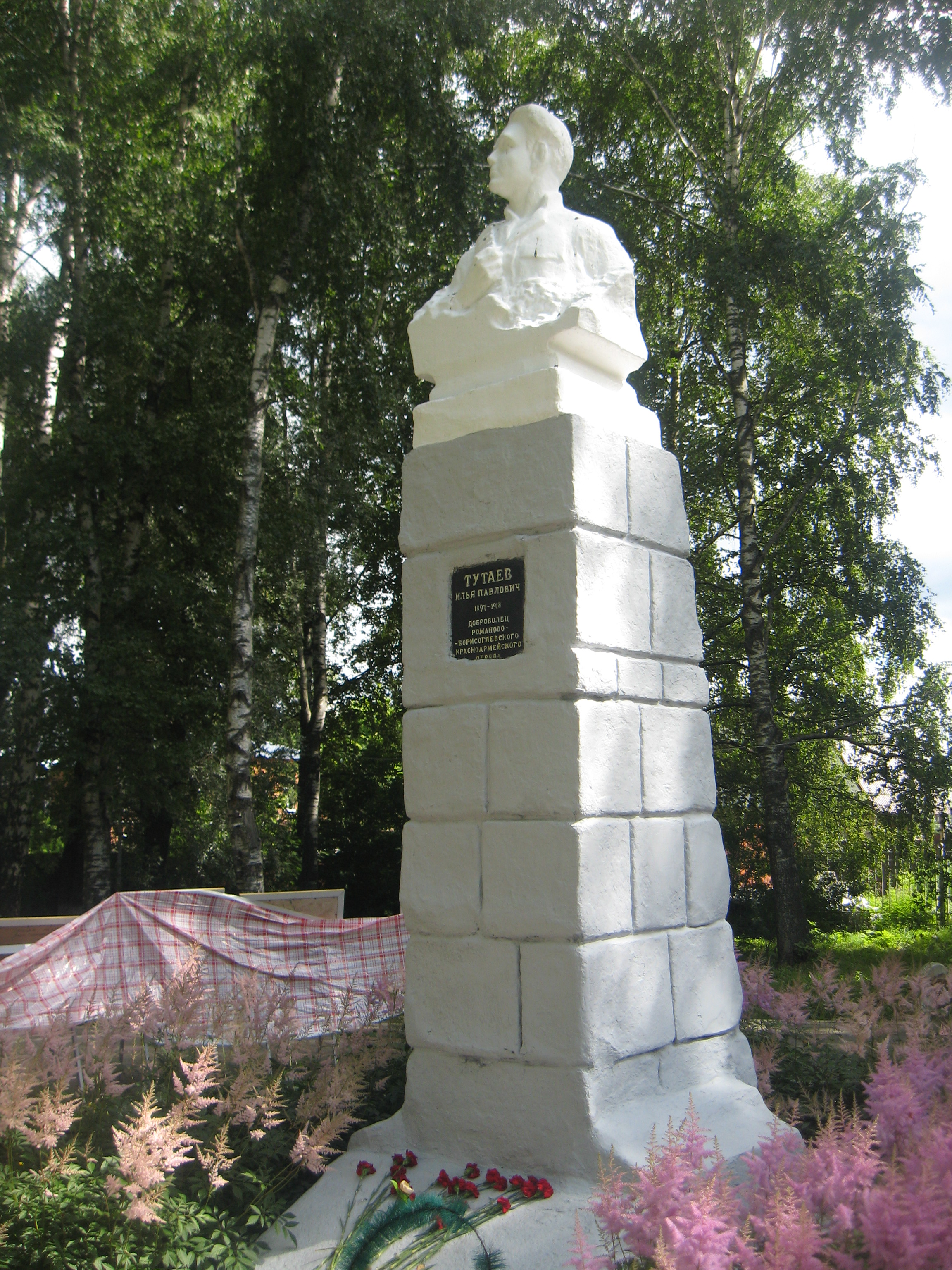 Возле памятника Илье Тутаеву всегда цветы
