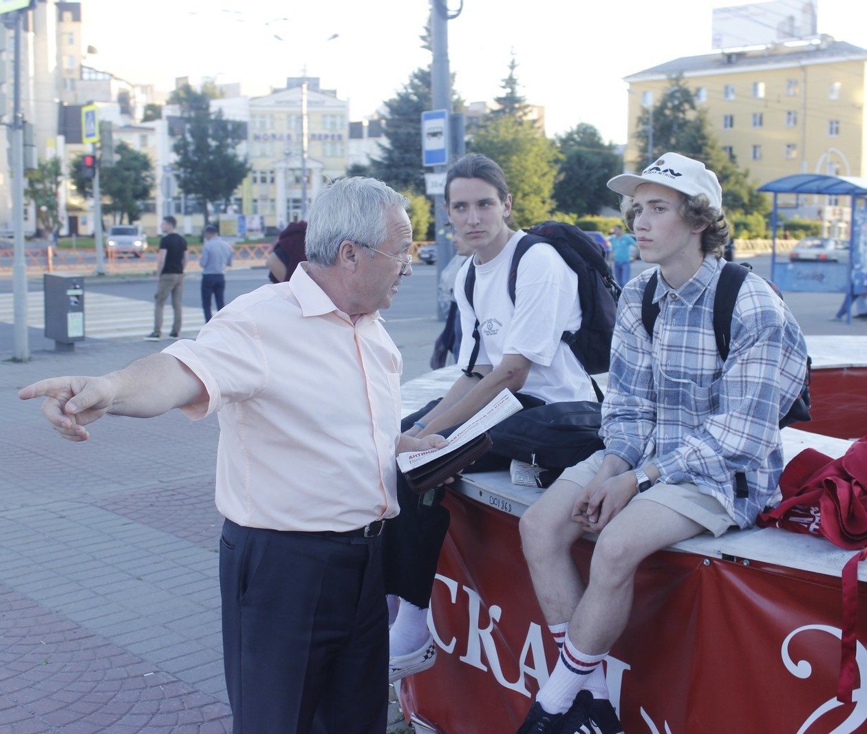 Александр Воробьев беседует с молодыми людьми, нанятыми для раздачи порочащих материалов