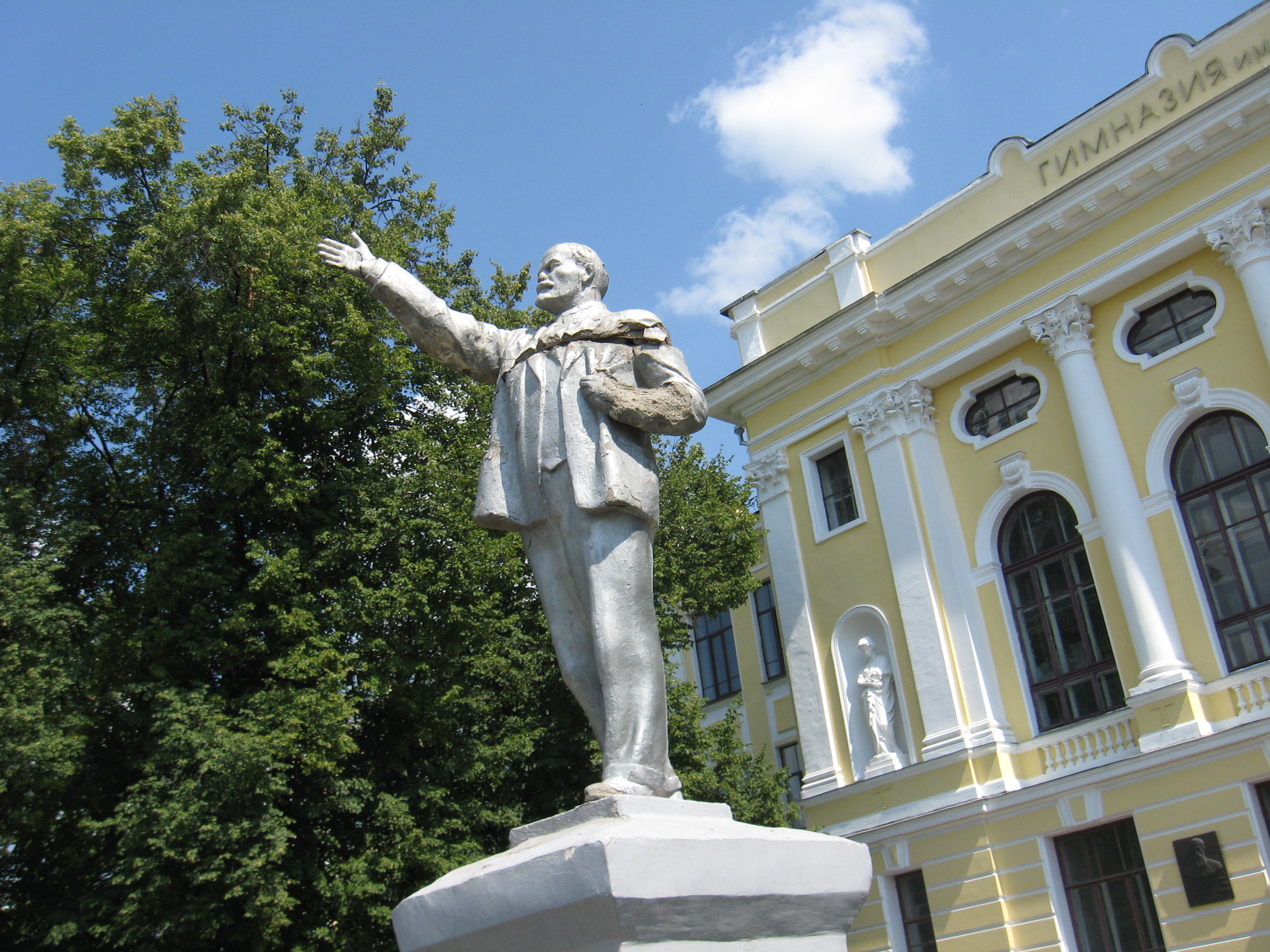 Памятник В.И.Ленину, стоявший возле Ростовской гимназии