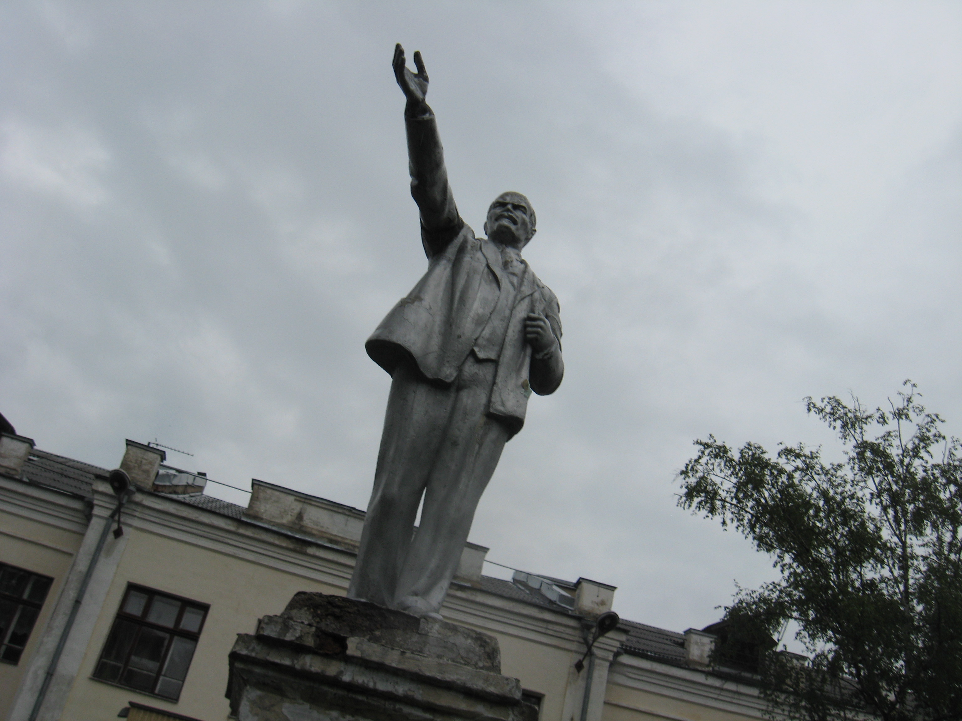 Памятник В.И.Ленину, стоявший возле средней школы №2
