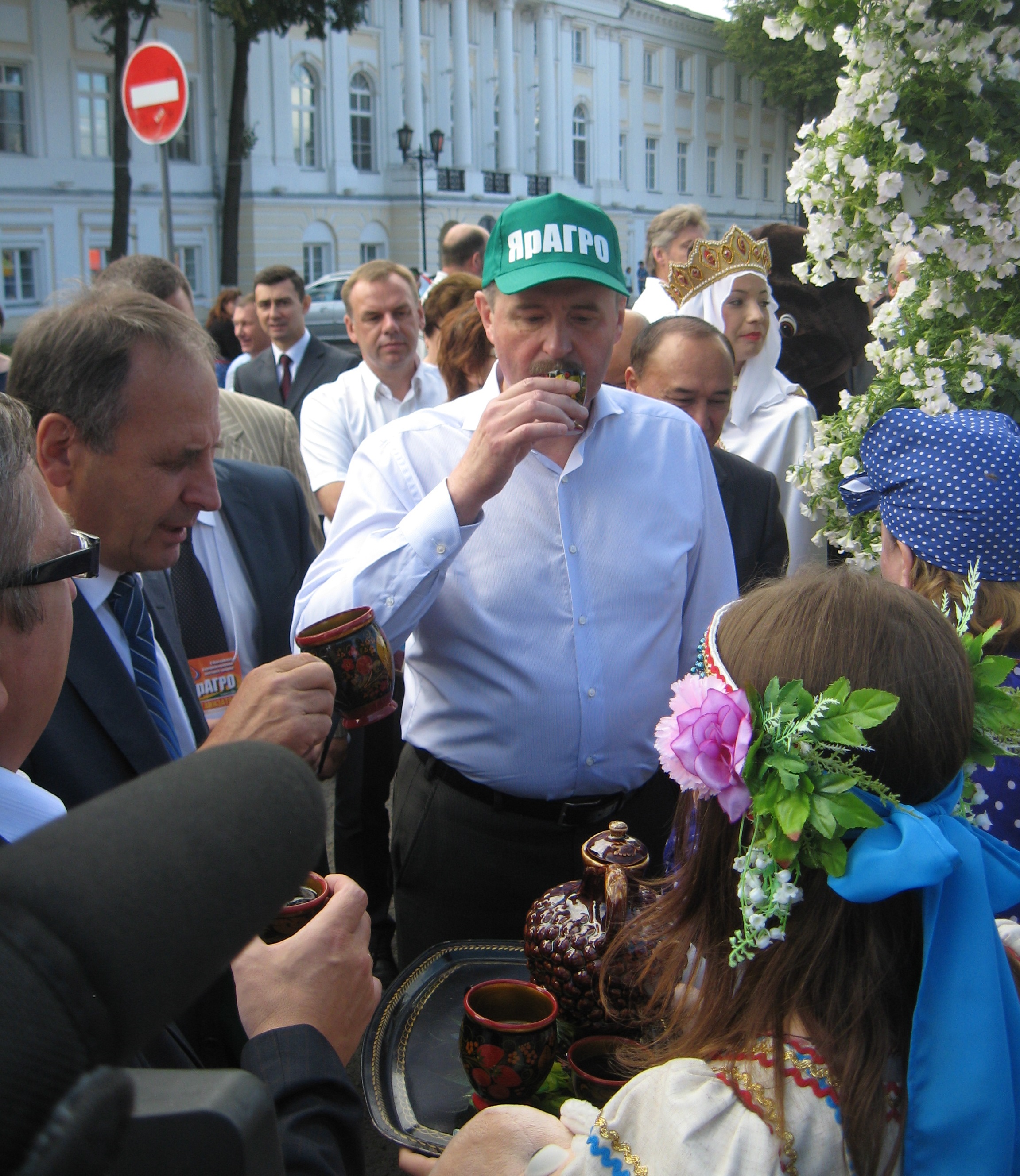 Председатель правительства Александр Князьков на открытии выставки-ярмарки в 2014 году