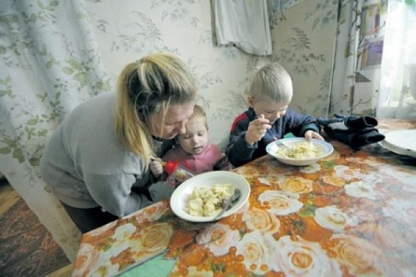 Больше половины всех бедных в России — это семьи с детьми