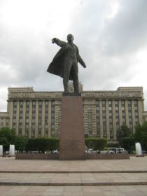 Памятник В.И.Ленину на Московской площади