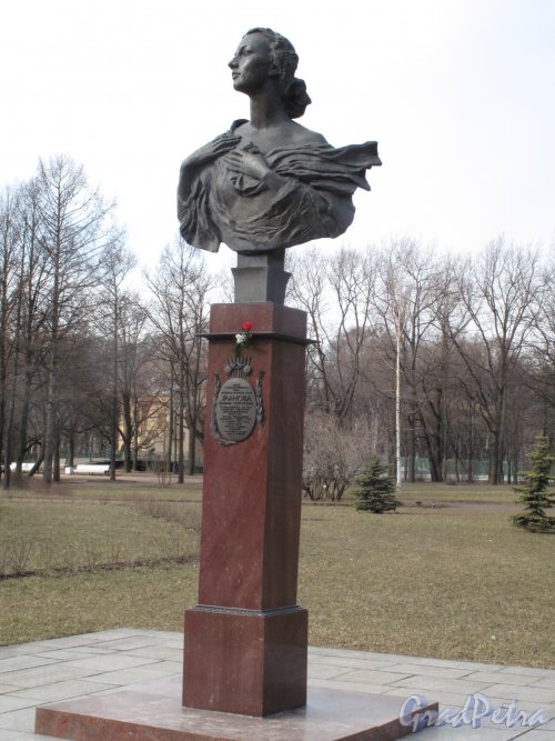 Памятник Г. С. Улановой
