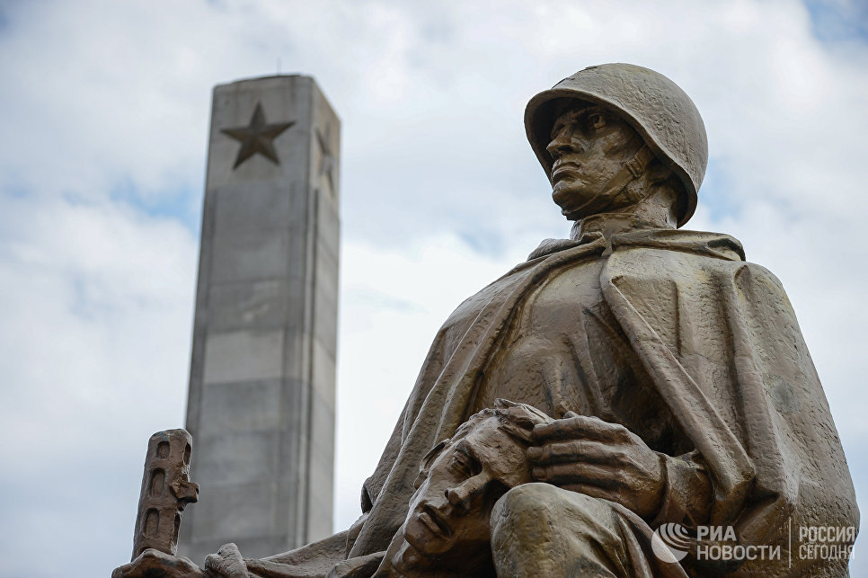 В Польше разрешили сносить советские памятники