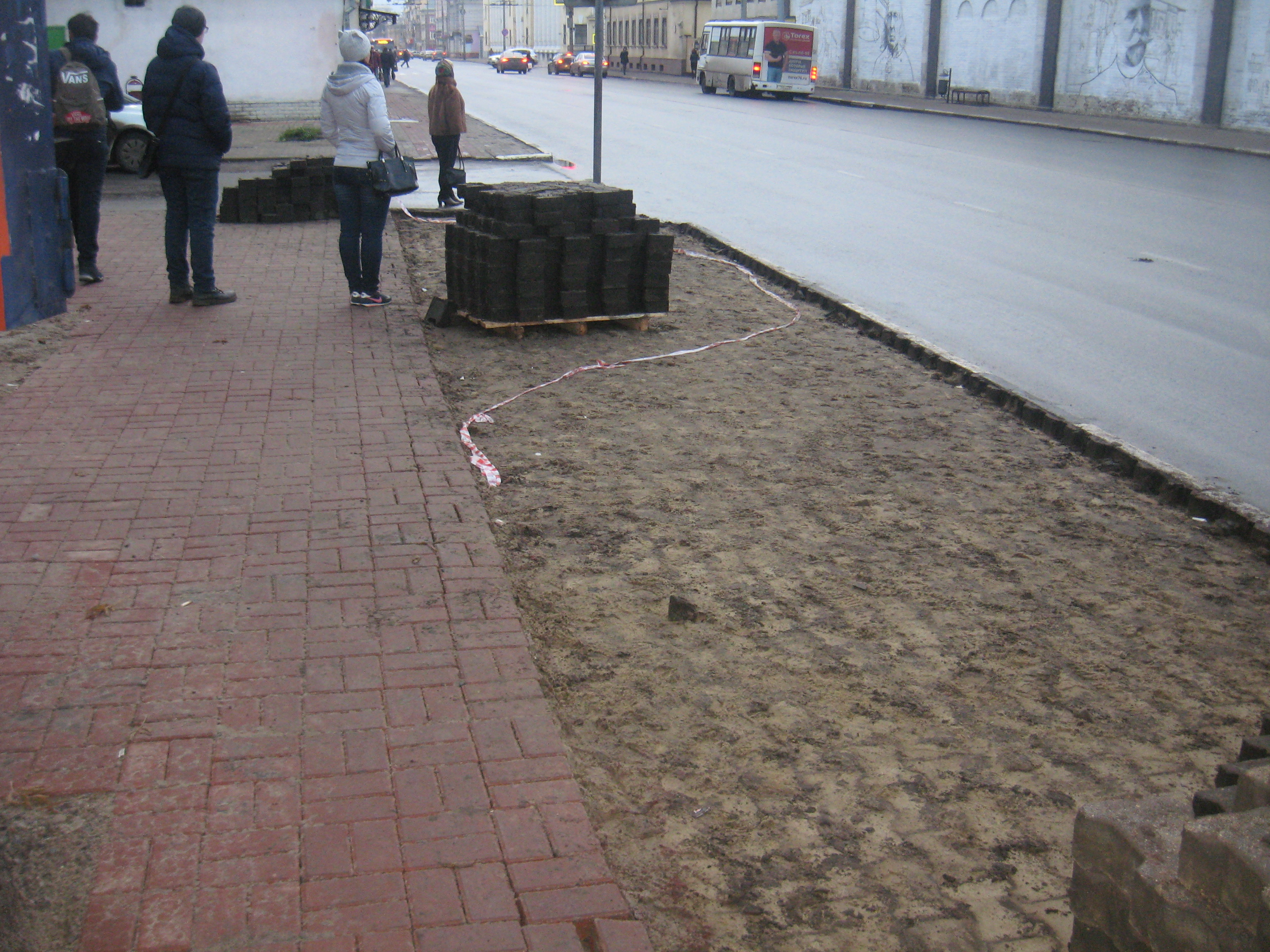 На проспекте Октября меняют тротуарную плитку