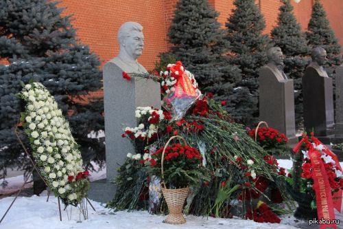 Цветы к могилам Сталина и Дзержинского