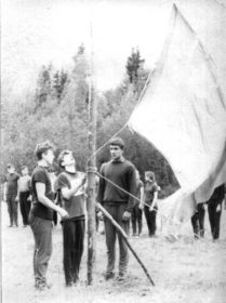 Подъем флага открытия областных соревнований по туризму. В.И. Сокоушин слева.