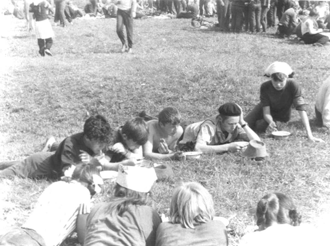 Школьные соревнования по туризму. Десятый класс на привале за обедом. Осень 1966 г.