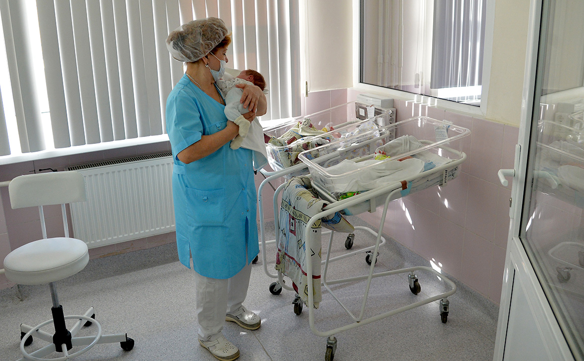 Рождаемость в России снизилась до минимума за 10 лет