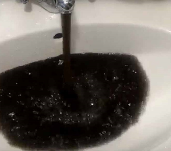 Черная-черная вода из кранов