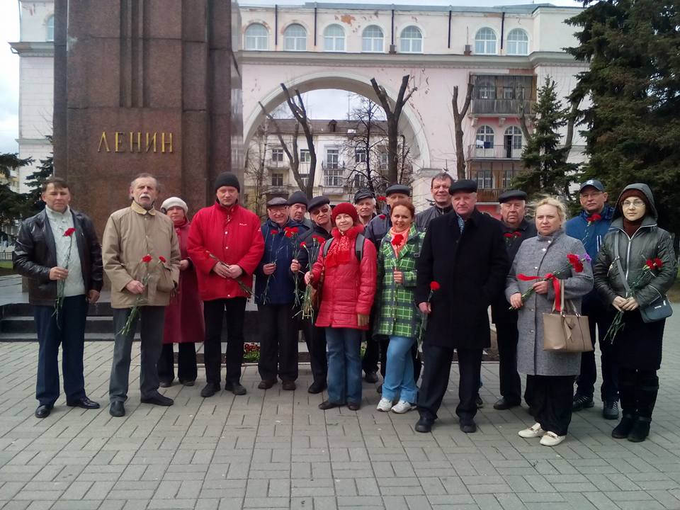 Возложили цветы к памятнику В. И. Ленину (видео)
