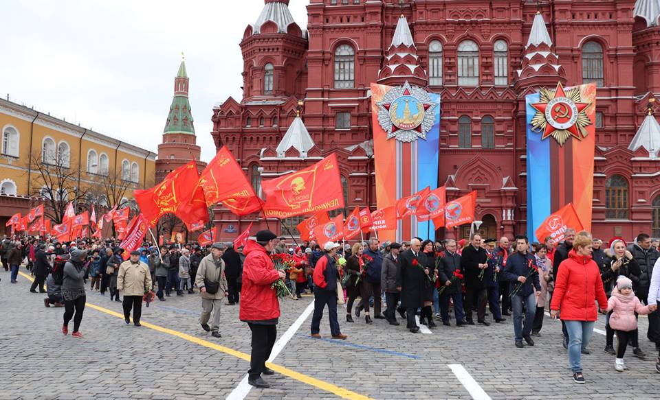 Тысячи москвичей пришли к Мавзолею В. И. Ленина