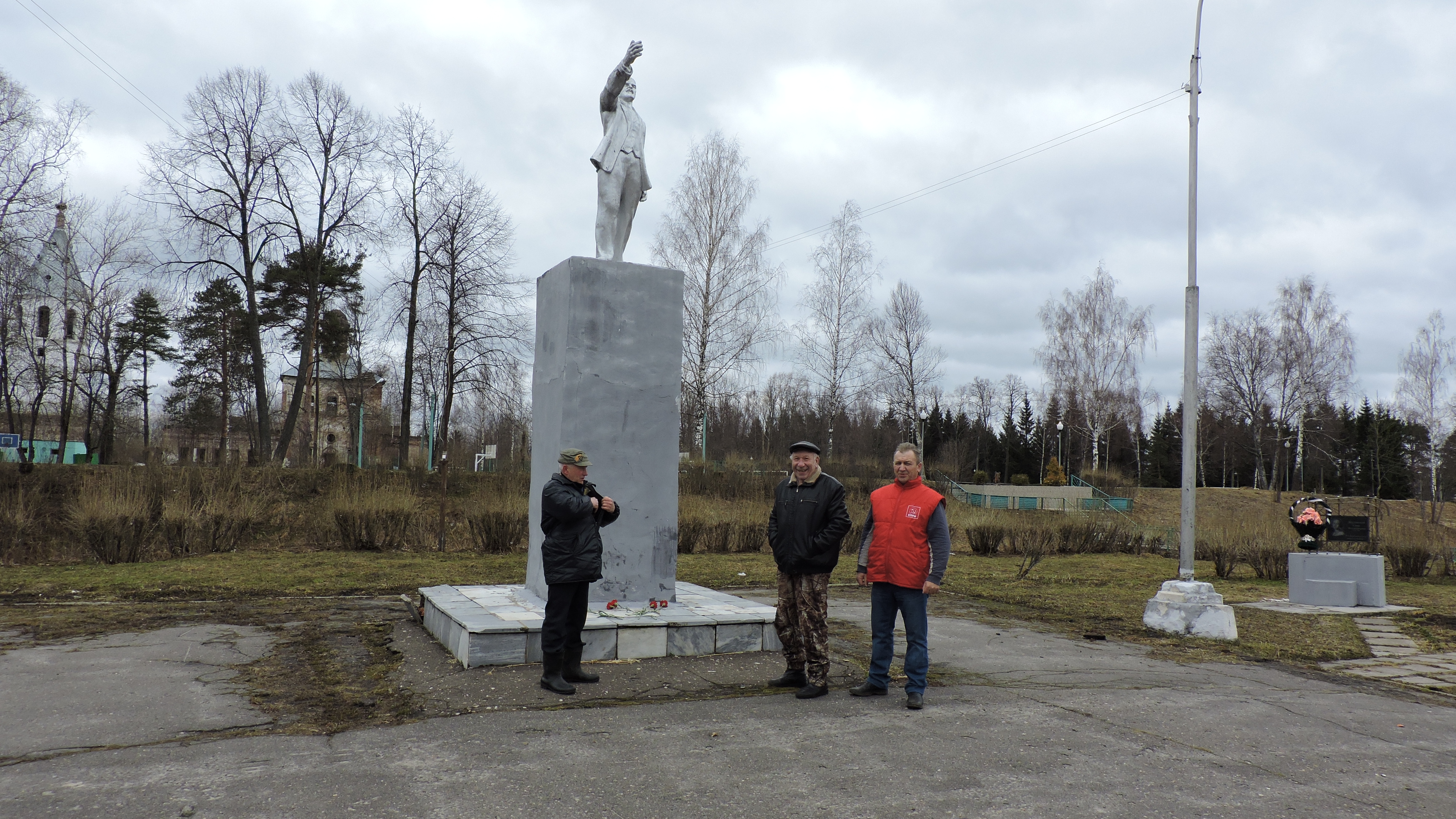 Коммунисты Любима возложили цветы к памятнику В. И. Ленину
