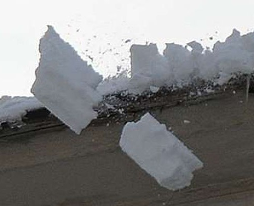 Следственный комитет ведет проверки по фактам травмирования горожан падением снега с крыш