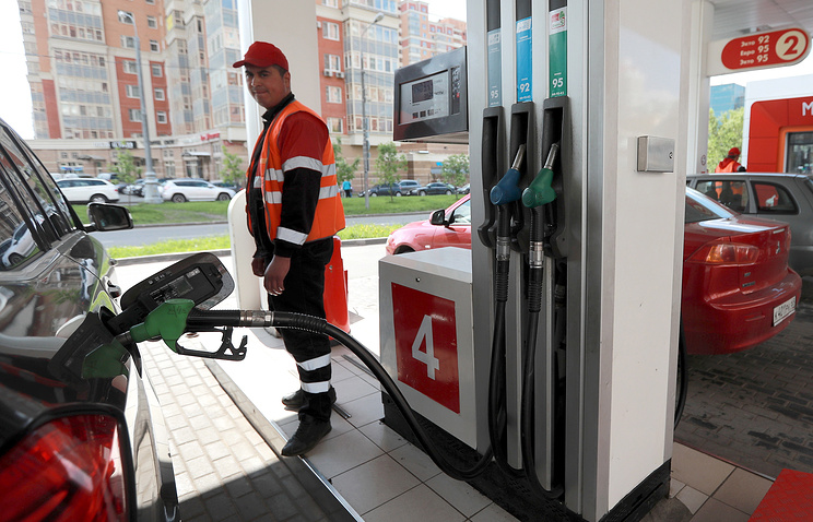 Россиянам предрекли цену в 100 рублей за литр бензина