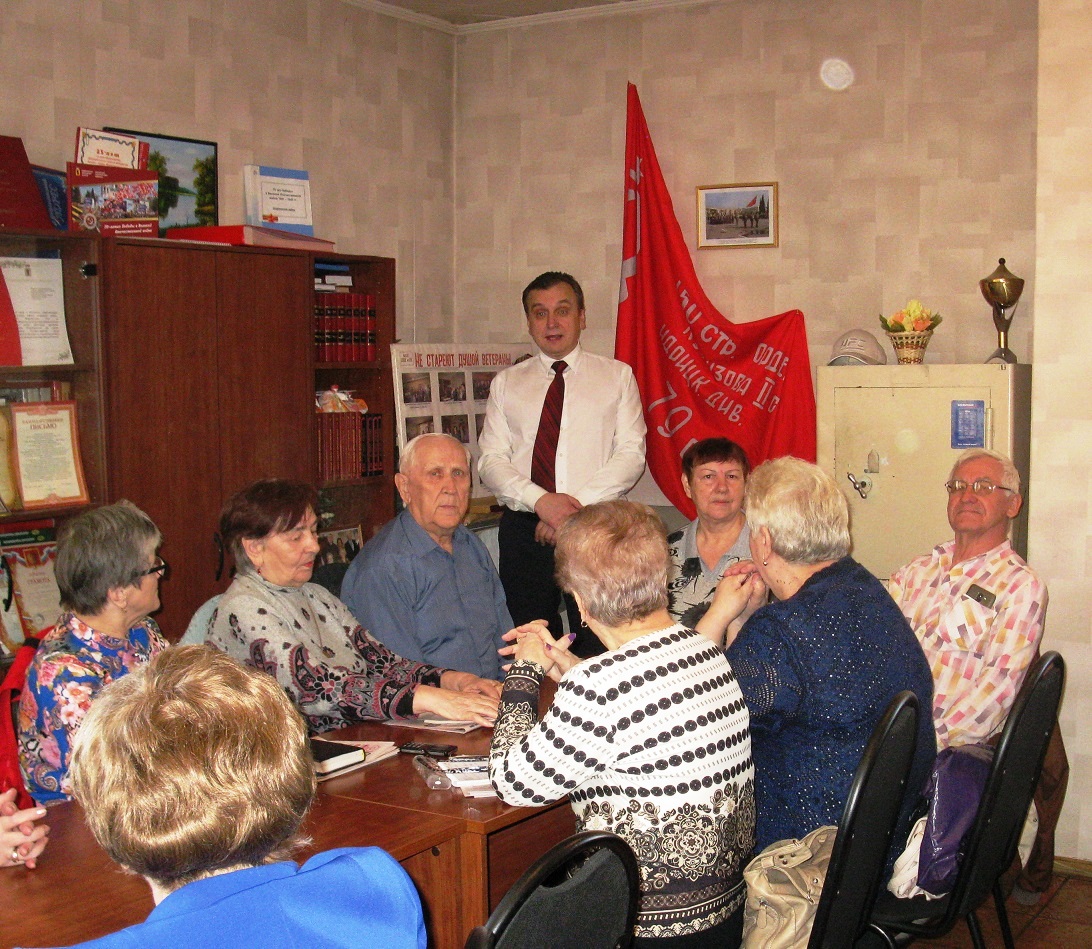 Коммунисты встретились с ветеранами войны и труда Дзержинского района