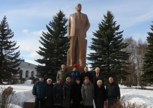 Цветы к памятнику В. И. Ленину