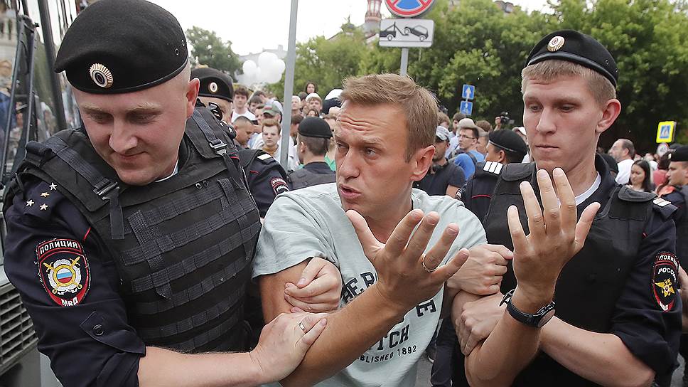 Алексей Навальный во время очередного ареста попал в больницу