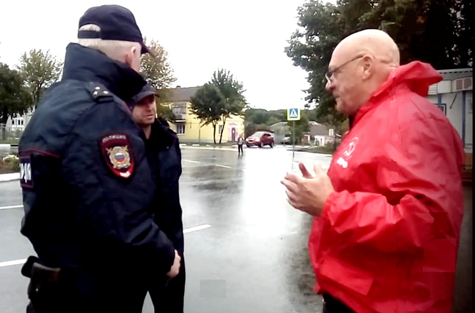 Власти испугались людей в красных куртках КПРФ
