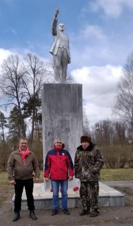 Коммунисты Любима возложили цветы к памятнику В.Ленину