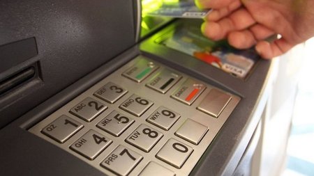 Начались трудности с получением наличных денег в банкоматах
