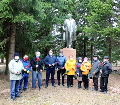Коммунисты и сторонники КПРФ в Данилове возложили цветы к памятнику В.И.Ленину в день его 150-летия