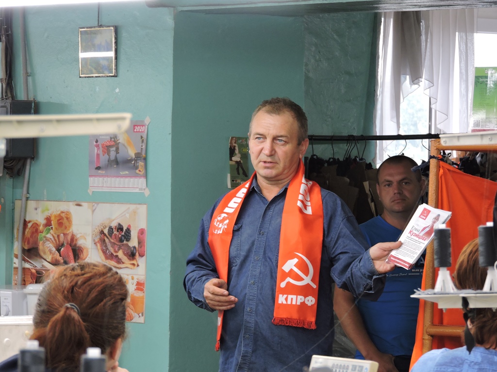 Николай Грибко провел встречу с трудовым коллективом Любимской швейной фабрики