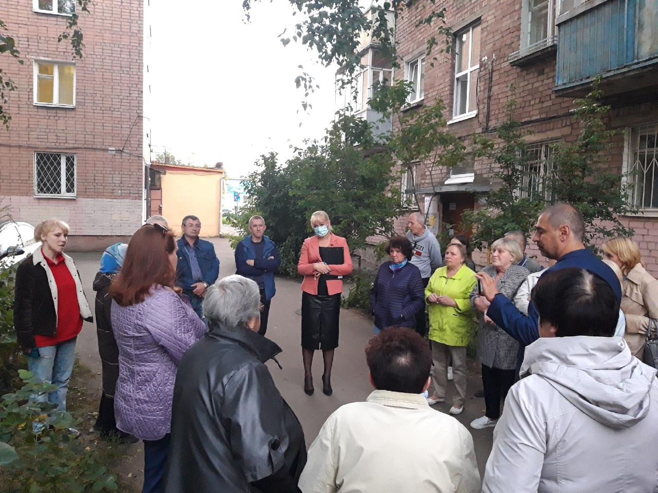 Жители ул. Радищева 17 пригласили на встречу депутата от КПРФ Наталию Бобрякову