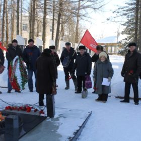 Идет митинг у мемориала Воинской славы в г.Данилове