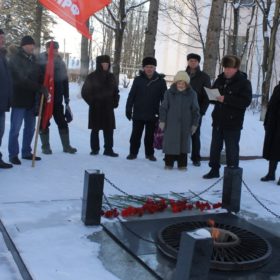 Свои стихи читает С.Я.Надчук - секретарь райкома. руководитель фракции КПРФ в Муниципальном совете города и Земском собрании